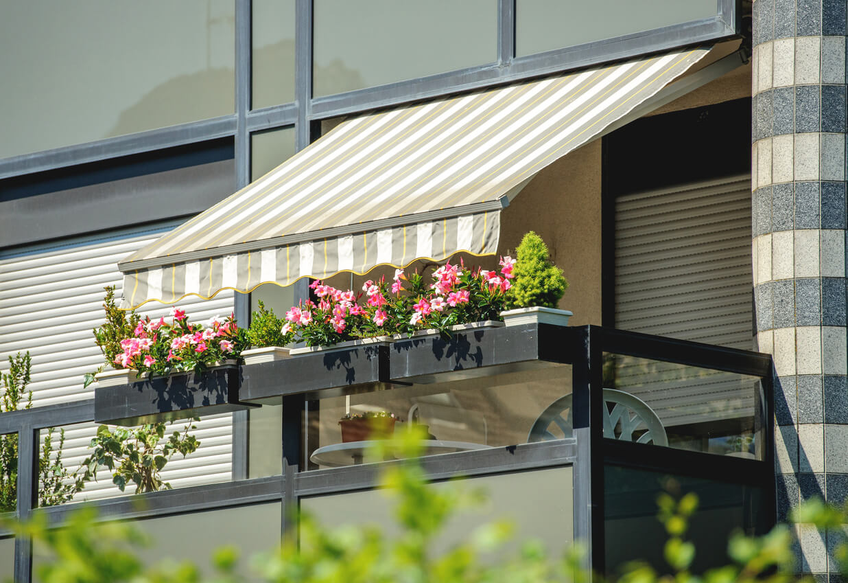 Drop Arm Window Awning 2 Metre Domestic Commercial Use Adjustable Awning Retractable Sun Shade Protects From Suns Glare and Heat 